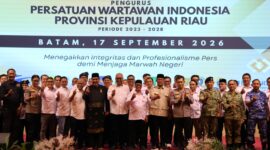Ketua Umum PWI Pusat, Akhmad Munir, melantik ulang pengurus Persatuan Wartawan Indonesia (PWI) Kepulauan Riau (Kepri) untuk sisa masa bakti 2023–2028 di Ballroom Harmoni One, Batam Center, Kamis (17/9/2026). Foto:Istimewa