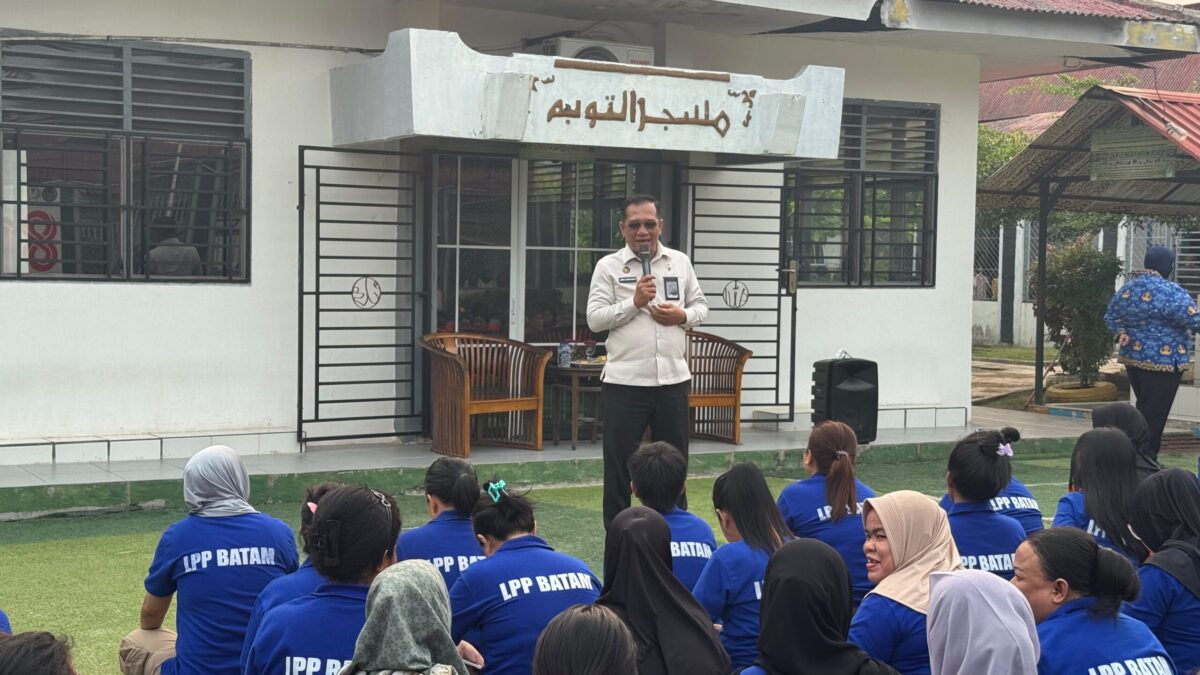 Kanwil Ditjen Pas Kepri saat bersama warga binaan Lapas Perempuan, Jumat (18/9/2026). Foto:Istimewa