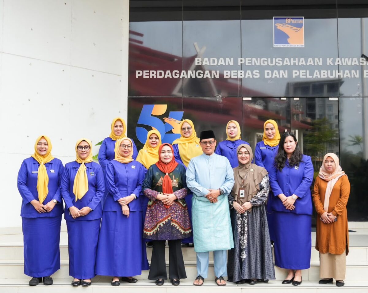 Ketua Umum PIKORI BP Batam, Erlita Sari Amsakar tengah. Foto:Istimewa