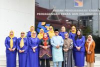 Ketua Umum PIKORI BP Batam, Erlita Sari Amsakar tengah. Foto:Istimewa
