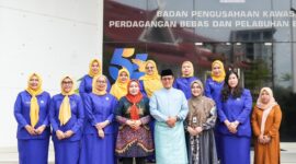 Ketua Umum PIKORI BP Batam, Erlita Sari Amsakar tengah. Foto:Istimewa