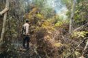 Tim gabungan TNI-Polri, BPBD, Damkar Kabupaten Lingga, dan masyarakat berhasil memadamkan kebakaran lahan di Kampung Malar, Dusun I, Desa Mepar, Kecamatan Lingga Utara, Kabupaten Lingga, Jumat (18/9/2026). Foto:Humas Polda Kepri