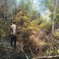 Tim gabungan TNI-Polri, BPBD, Damkar Kabupaten Lingga, dan masyarakat berhasil memadamkan kebakaran lahan di Kampung Malar, Dusun I, Desa Mepar, Kecamatan Lingga Utara, Kabupaten Lingga, Jumat (18/9/2026). Foto:Humas Polda Kepri
