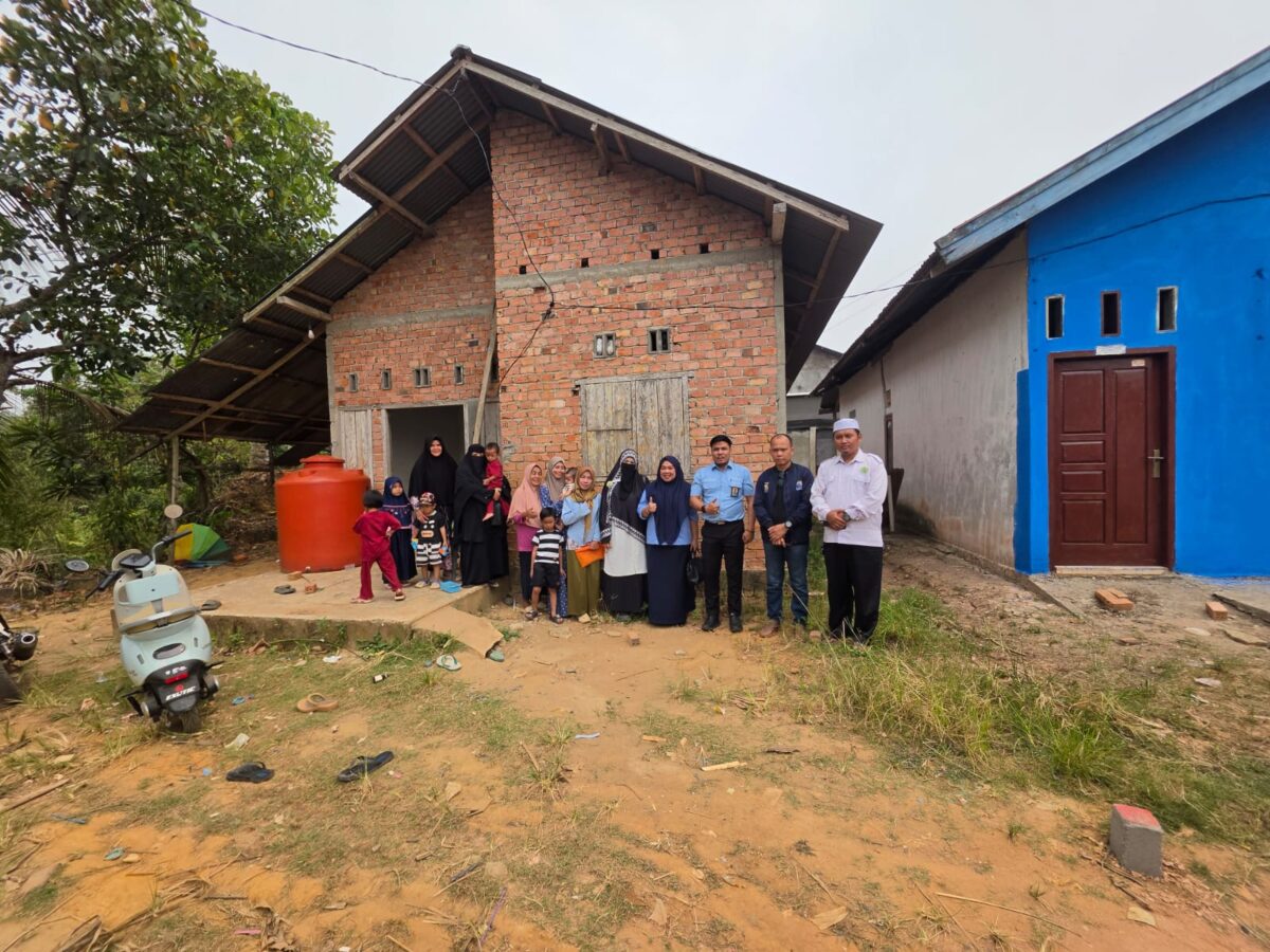 Tim dari Wilayah 1 Perumda Tirta Mayang,saat menemui warga Kebun Bohok, RT 21, Kelurahan Paal Merah, Kota Jambi, Senin (21/9/2026). Matapedia6.com/Ali