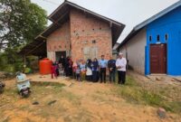 Tim dari Wilayah 1 Perumda Tirta Mayang,saat menemui warga Kebun Bohok, RT 21, Kelurahan Paal Merah, Kota Jambi, Senin (21/9/2026). Matapedia6.com/Ali