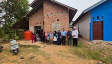 Tim dari Wilayah 1 Perumda Tirta Mayang,saat menemui warga Kebun Bohok, RT 21, Kelurahan Paal Merah, Kota Jambi, Senin (21/9/2026). Matapedia6.com/Ali