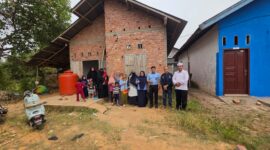 Tim dari Wilayah 1 Perumda Tirta Mayang,saat menemui warga Kebun Bohok, RT 21, Kelurahan Paal Merah, Kota Jambi, Senin (21/9/2026). Matapedia6.com/Ali