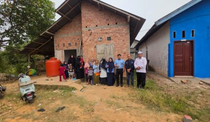 Tim dari Wilayah 1 Perumda Tirta Mayang,saat menemui warga Kebun Bohok, RT 21, Kelurahan Paal Merah, Kota Jambi, Senin (21/9/2026). Matapedia6.com/Ali