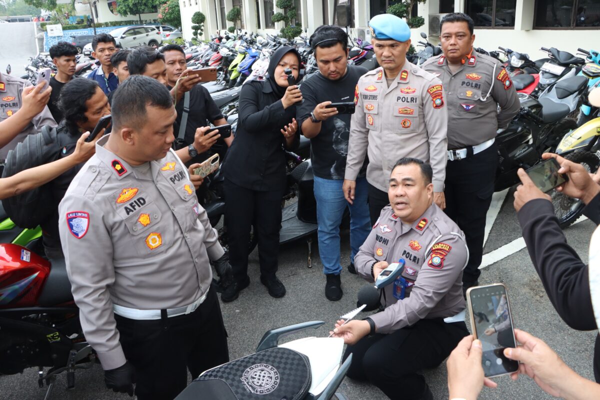 Kasat Lantas Polresta Barelang saat menunjukkan barang bukti knalpot brong dalam jumpa pers, Senin (21/9/2026). Foto:Ist