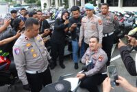 Kasat Lantas Polresta Barelang saat menunjukkan barang bukti knalpot brong dalam jumpa pers, Senin (21/9/2026). Foto:Ist