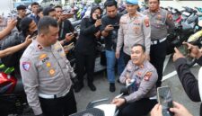 Kasat Lantas Polresta Barelang saat menunjukkan barang bukti knalpot brong dalam jumpa pers, Senin (21/9/2026). Foto:Ist