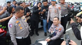 Kasat Lantas Polresta Barelang saat menunjukkan barang bukti knalpot brong dalam jumpa pers, Senin (21/9/2026). Foto:Ist