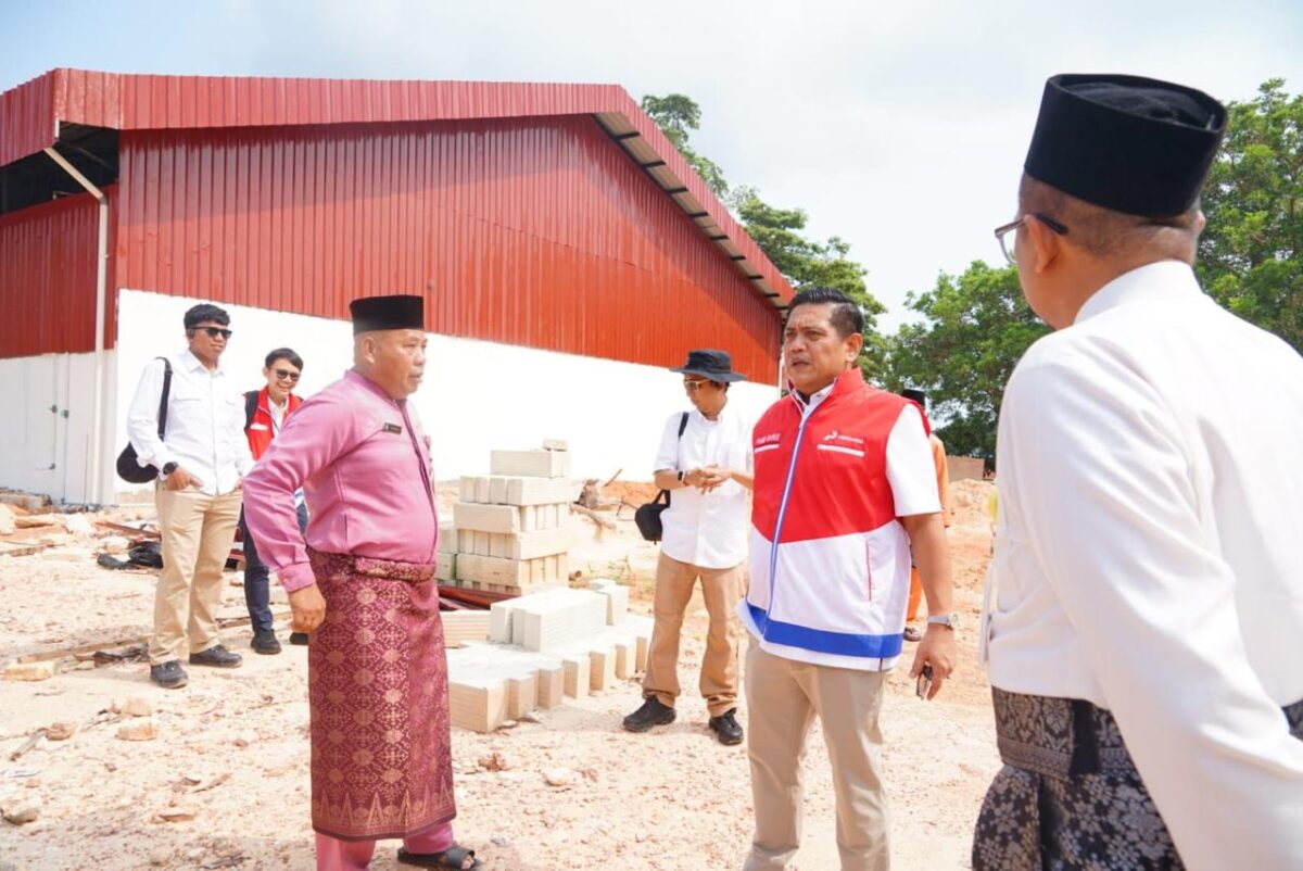 Komisaris PT Pertamina Patra Niaga, Panel Barus, meninjau calon lokasi SPBUN di Kelurahan Galang Baru, Kecamatan Galang, Kota Batam, Kepulauan Riau, pada Senin (21/9/2026).  Foto:Istimewa