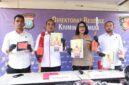 Direktur Reserse Kriminal Umum Polda Kepri Kombes Pol Ronni Bonic bersama Kabid Humas Polda Kepri melihatkan barang bukti tiga tersangka dalam bentrok di Setokok beberapa hari lalu, Senin (21/9/2026). Foto:Istimewa