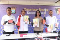 Direktur Reserse Kriminal Umum Polda Kepri Kombes Pol Ronni Bonic bersama Kabid Humas Polda Kepri melihatkan barang bukti tiga tersangka dalam bentrok di Setokok beberapa hari lalu, Senin (21/9/2026). Foto:Istimewa