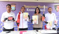 Direktur Reserse Kriminal Umum Polda Kepri Kombes Pol Ronni Bonic bersama Kabid Humas Polda Kepri melihatkan barang bukti tiga tersangka dalam bentrok di Setokok beberapa hari lalu, Senin (21/9/2026). Foto:Istimewa