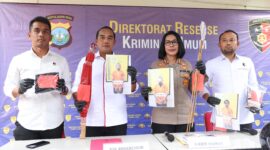 Direktur Reserse Kriminal Umum Polda Kepri Kombes Pol Ronni Bonic bersama Kabid Humas Polda Kepri melihatkan barang bukti tiga tersangka dalam bentrok di Setokok beberapa hari lalu, Senin (21/9/2026). Foto:Istimewa