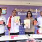 Direktur Reserse Kriminal Umum Polda Kepri Kombes Pol Ronni Bonic bersama Kabid Humas Polda Kepri melihatkan barang bukti tiga tersangka dalam bentrok di Setokok beberapa hari lalu, Senin (21/9/2026). Foto:Istimewa