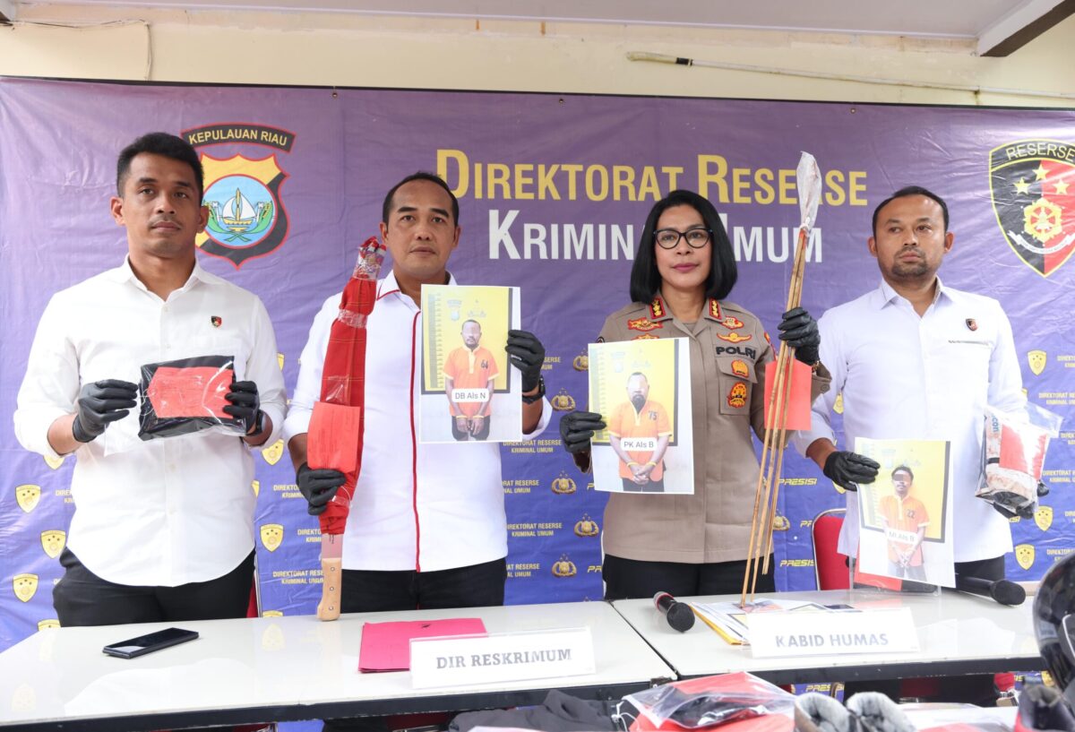 Direktur Reserse Kriminal Umum Polda Kepri Kombes Pol Ronni Bonic bersama Kabid Humas Polda Kepri melihatkan barang bukti tiga tersangka dalam bentrok di Setokok beberapa hari lalu, Senin (21/9/2026). Foto:Istimewa
