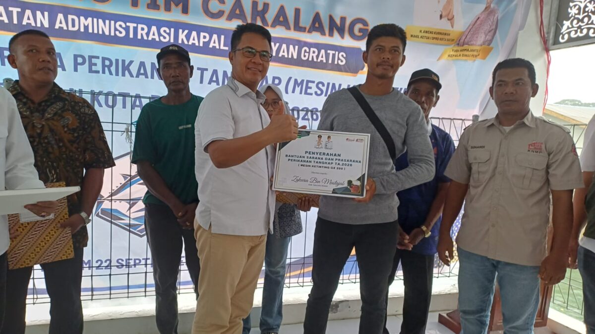 Wakil Ketua I DPRD Batam, Aweng Kurniawan saat memberikan bantuan kepada warga Belakang Padang, Selasa (22/9/2026). Foto:Istimewa