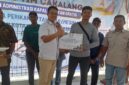 Wakil Ketua I DPRD Batam, Aweng Kurniawan saat memberikan bantuan kepada warga Belakang Padang, Selasa (22/9/2026). Foto:Istimewa