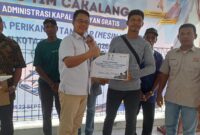 Wakil Ketua I DPRD Batam, Aweng Kurniawan saat memberikan bantuan kepada warga Belakang Padang, Selasa (22/9/2026). Foto:Istimewa