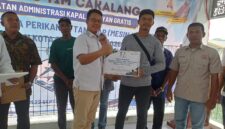 Wakil Ketua I DPRD Batam, Aweng Kurniawan saat memberikan bantuan kepada warga Belakang Padang, Selasa (22/9/2026). Foto:Istimewa