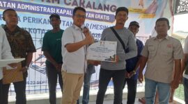 Wakil Ketua I DPRD Batam, Aweng Kurniawan saat memberikan bantuan kepada warga Belakang Padang, Selasa (22/9/2026). Foto:Istimewa