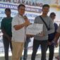 Wakil Ketua I DPRD Batam, Aweng Kurniawan saat memberikan bantuan kepada warga Belakang Padang, Selasa (22/9/2026). Foto:Istimewa