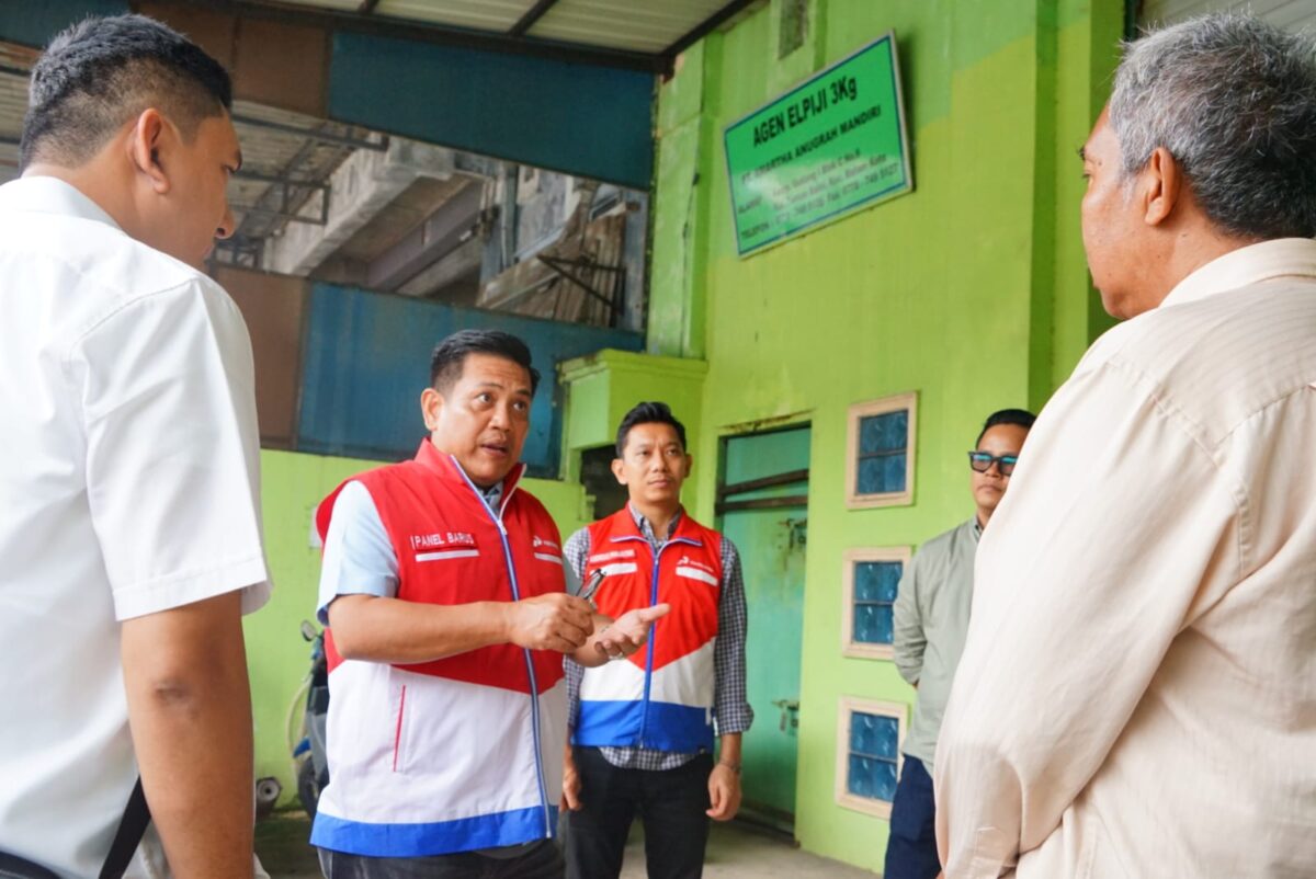 Komisaris PT Pertamina Patra Niaga, Panel Barus, mengecek langsung kesiapan tersebut saat mengunjungi gudang Agen LPG PSO PT Amartha Anugrah Mandiri di Kota Batam, Kepulauan Riau, Selasa (22/9/2026). Foto:Istimewa