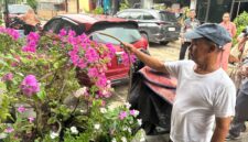 Warga melihatkan air yang lancar hidup. Foto:Istimewa