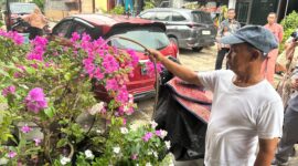 Warga melihatkan air yang lancar hidup. Foto:Istimewa