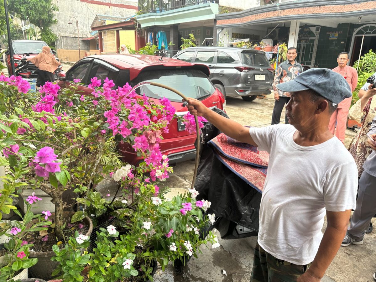 Warga melihatkan air yang lancar hidup. Foto:Istimewa