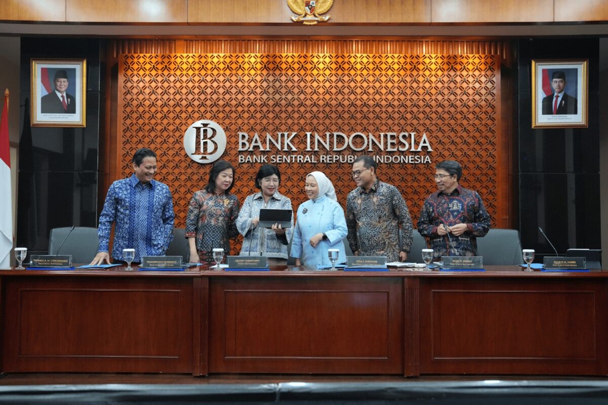 Gubernur BI Destry Damayanti tengah. Foto:Istimewa