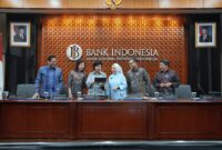 Gubernur BI Destry Damayanti tengah. Foto:Istimewa
