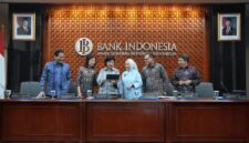 Gubernur BI Destry Damayanti tengah. Foto:Istimewa
