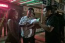 Kasi Intel Kejari Batam dan Kasi Pidum saat bersama terpidana kasus dugaan perdagangan orang, Kamis (24/9/2026). Foto:Dok. Kejari Batam