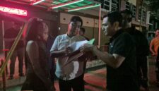 Kasi Intel Kejari Batam dan Kasi Pidum saat bersama terpidana kasus dugaan perdagangan orang, Kamis (24/9/2026). Foto:Dok. Kejari Batam