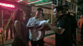 Kasi Intel Kejari Batam dan Kasi Pidum saat bersama terpidana kasus dugaan perdagangan orang, Kamis (24/9/2026). Foto:Dok. Kejari Batam