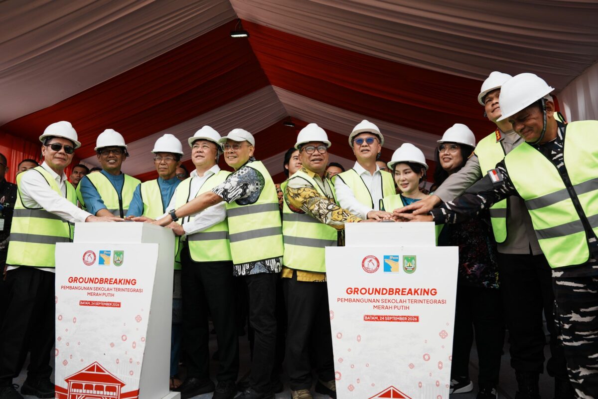Kepala BP Batam sekaligus Wali Kota Batam Amsakar Achmad bersama Wakil Kepala BP Batam/Wakil Wali Kota Batam Li Claudia Chandra dan Ketua Yayasan Merah Putih Eddy Hussy menandai dimulainya pembangunan dengan groundbreaking dan pemasangan tiang pancang perdana, Kamis (24/9/2026). Foto:Humas BP Batam
