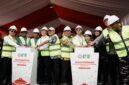 Kepala BP Batam sekaligus Wali Kota Batam Amsakar Achmad bersama Wakil Kepala BP Batam/Wakil Wali Kota Batam Li Claudia Chandra dan Ketua Yayasan Merah Putih Eddy Hussy menandai dimulainya pembangunan dengan groundbreaking dan pemasangan tiang pancang perdana, Kamis (24/9/2026). Foto:Humas BP Batam
