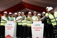 Kepala BP Batam sekaligus Wali Kota Batam Amsakar Achmad bersama Wakil Kepala BP Batam/Wakil Wali Kota Batam Li Claudia Chandra dan Ketua Yayasan Merah Putih Eddy Hussy menandai dimulainya pembangunan dengan groundbreaking dan pemasangan tiang pancang perdana, Kamis (24/9/2026). Foto:Humas BP Batam