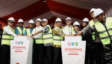 Kepala BP Batam sekaligus Wali Kota Batam Amsakar Achmad bersama Wakil Kepala BP Batam/Wakil Wali Kota Batam Li Claudia Chandra dan Ketua Yayasan Merah Putih Eddy Hussy menandai dimulainya pembangunan dengan groundbreaking dan pemasangan tiang pancang perdana, Kamis (24/9/2026). Foto:Humas BP Batam