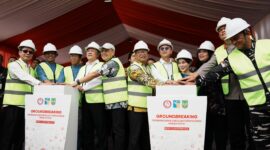 Kepala BP Batam sekaligus Wali Kota Batam Amsakar Achmad bersama Wakil Kepala BP Batam/Wakil Wali Kota Batam Li Claudia Chandra dan Ketua Yayasan Merah Putih Eddy Hussy menandai dimulainya pembangunan dengan groundbreaking dan pemasangan tiang pancang perdana, Kamis (24/9/2026). Foto:Humas BP Batam