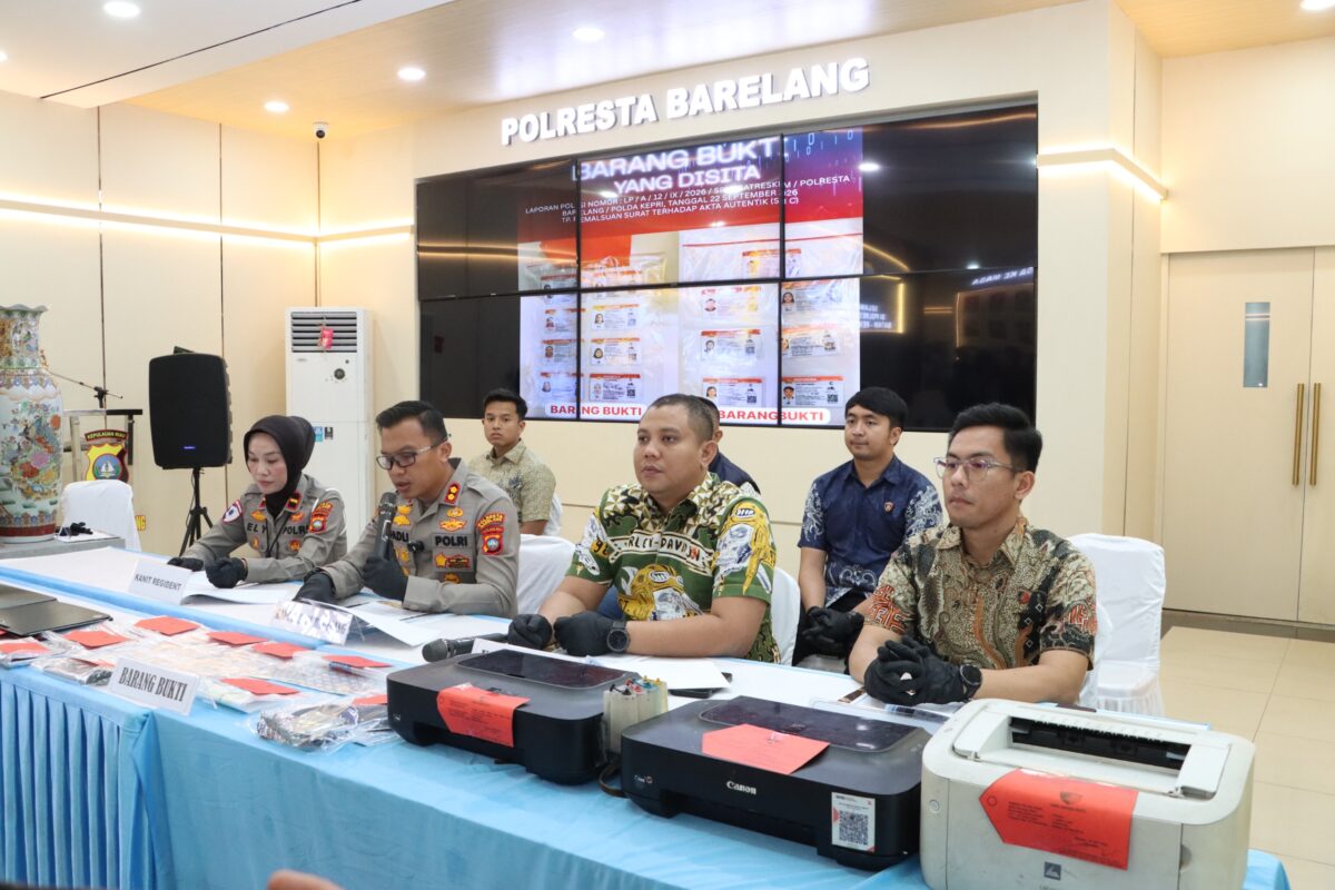 Polresta Barelang mengungkap praktik pemalsuan tersebut dalam konferensi pers di Lobby Mapolresta Barelang, Jumat (25/9/2026). Foto:Istimewa