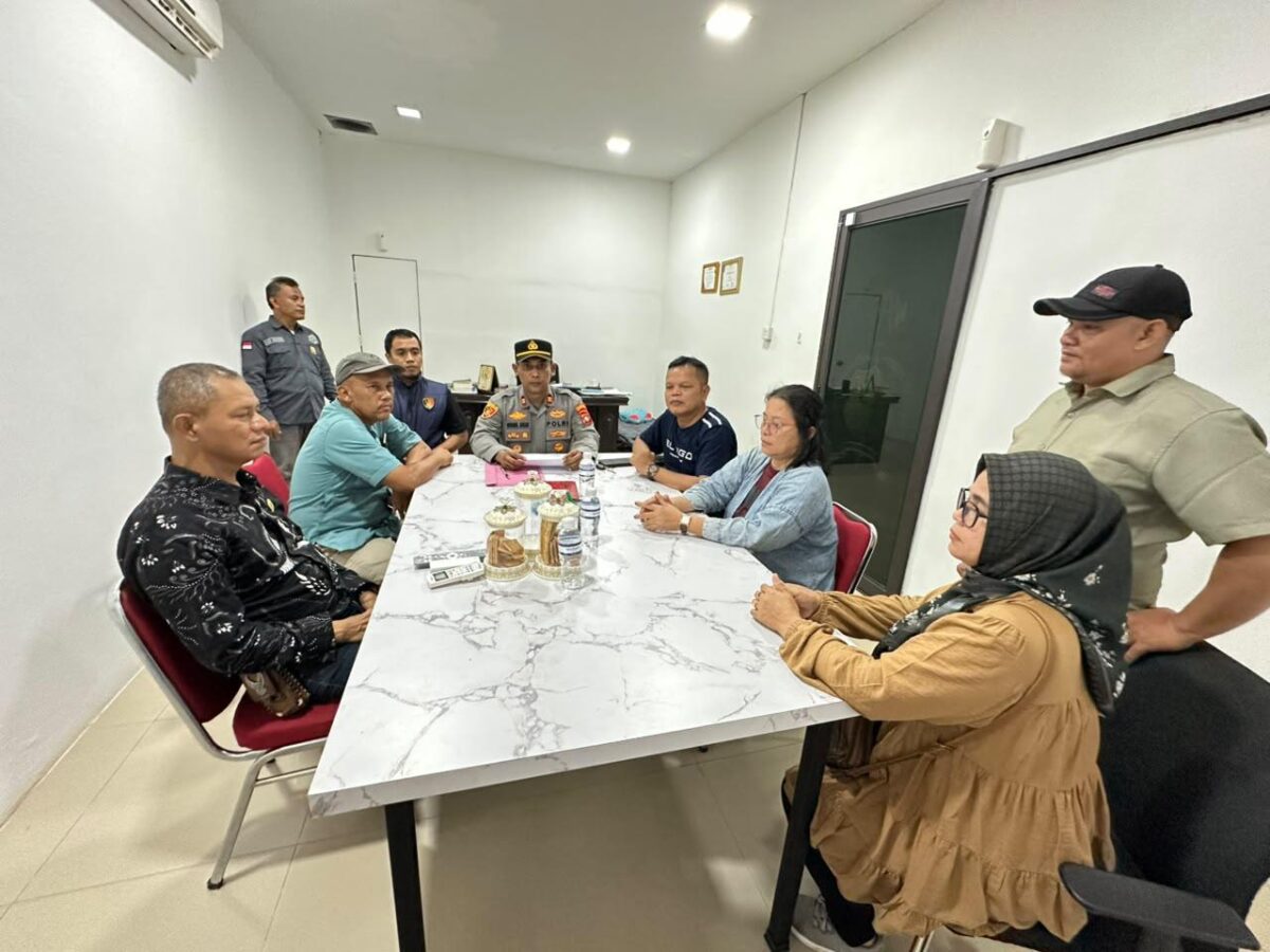 Kapolsek Sagulung Iptu Husnul Afkar bersama warga, Kamis (24/9/2026). Foto:Ist
