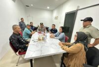 Kapolsek Sagulung Iptu Husnul Afkar bersama warga, Kamis (24/9/2026). Foto:Ist