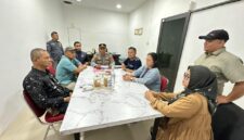Kapolsek Sagulung Iptu Husnul Afkar bersama warga, Kamis (24/9/2026). Foto:Ist