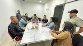 Kapolsek Sagulung Iptu Husnul Afkar bersama warga, Kamis (24/9/2026). Foto:Ist
