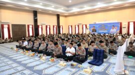 Ngaji Kebangsaan yang diikuti jajaran Polda Kepri bersama Kapolri dan ulama K.H. Ahmad Bahauddin Nursalim atau Gus Baha secara virtual dari Gedung Lancang Kuning (GLK) Polda Kepri, Sabtu (26/9/2026). Foto: Humas Polda Kepri